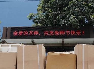 街道上有店铺的标志红色背景白色的字
低可信度描述已自动生成